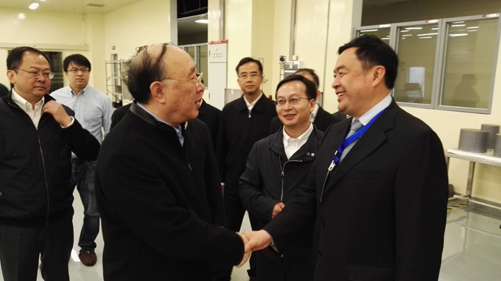 2重慶市市長黃奇帆與趙振元同志親切交談，中立者為重慶超硅總經(jīng)理長陳猛.jpg