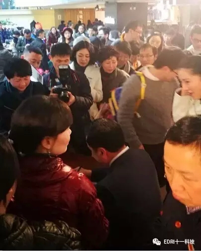 15-讀者排隊等候簽名，把趙振元圍得水泄不通.webp.jpg