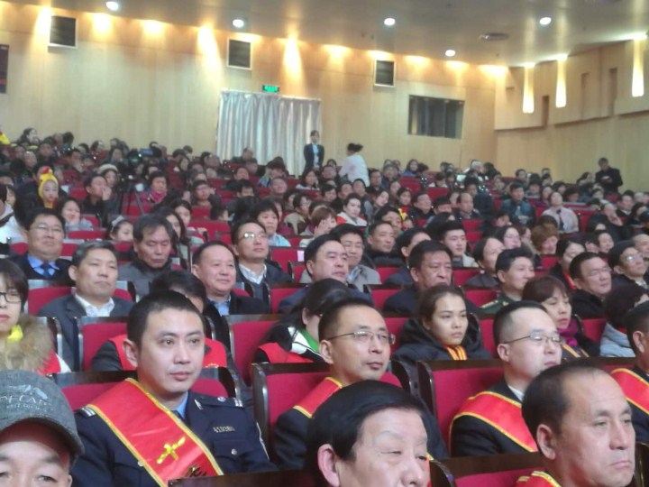 2-趙振元同志與袁三軍市委書記、市人大主任李明楨、市政協(xié)主席談得勝、駐鞏義部隊(duì)首長(zhǎng)等一起觀看晚會(huì).jpg