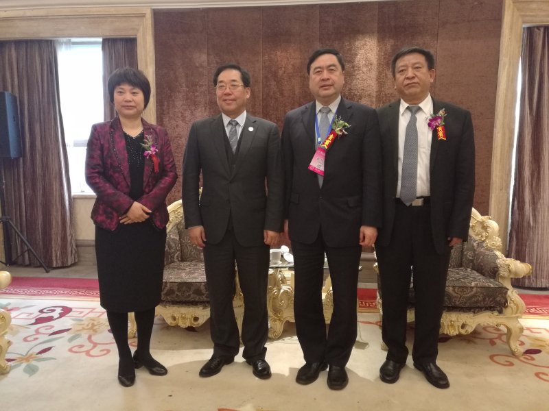 9-趙振元與袁三軍（右一）、孫淑芳（左一）、李中航（左二）親切合影.jpg