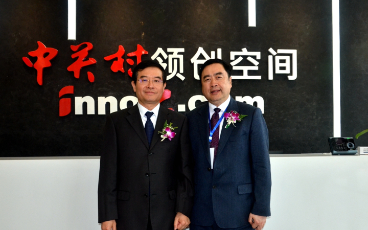 22-趙振元同志與成都市政協副主席、黨組副書記郝康理親切合影.jpg